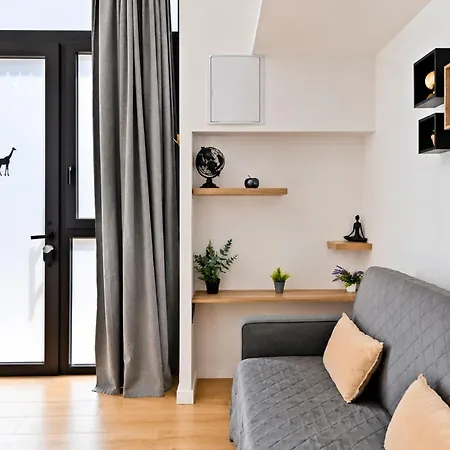 Jirafa - Entire - Near And Stadium By Rio Turia Valencia