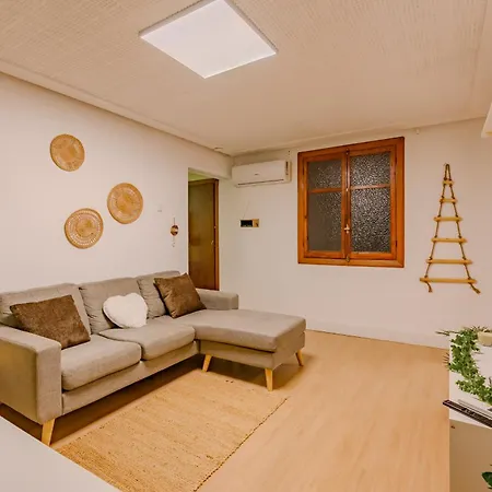 Cabanal Beachfront - 1 Min To Sea, Ac, Smarttv, Balcony