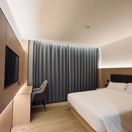 Nueva Europa 3*