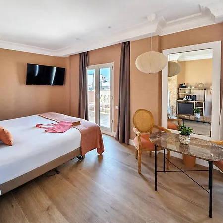 Melia Plaza 4*