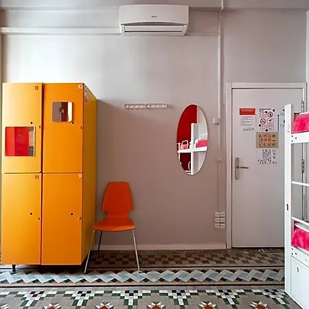 Vandrarhem Red Nest *