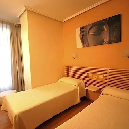 Hotel De La Musica 2*