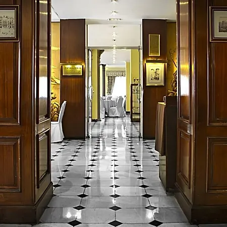 One Shot Reina Victoria Hotel
