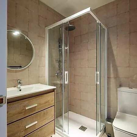 Modern Close To Centre شقة فندقية 4*