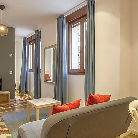 Hotel apartamentowy With Antique Floor & Lots Of Sun Light 4*