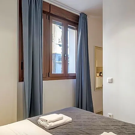 With Antique Floor & Lots Of Sun Light Hotel apartamentowy Walencja