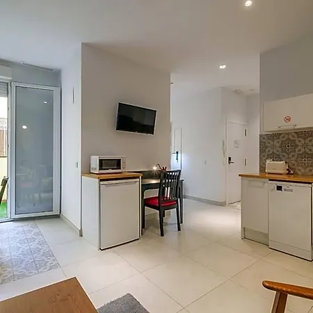 Chic & Comfortable Apartment, Private Terrace 4*