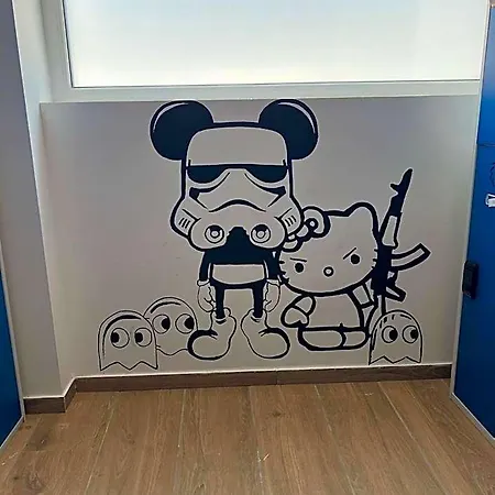 & Arts אכסניה