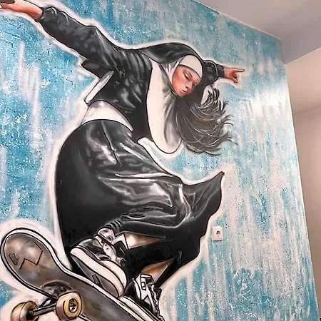 & Arts אכסניה
