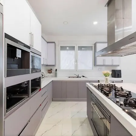 3 Bedroom Huge With Ac & Pool In Center - Up To 9 People Hébergement de vacances