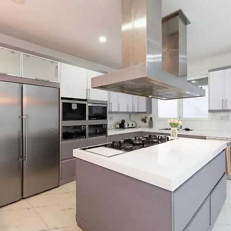 3 Bedroom Huge With Ac & Pool In Center - Up To 9 People *
