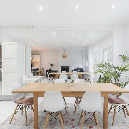 Hébergement de vacances 3 Bedroom Huge With Ac & Pool In Center - Up To 9 People