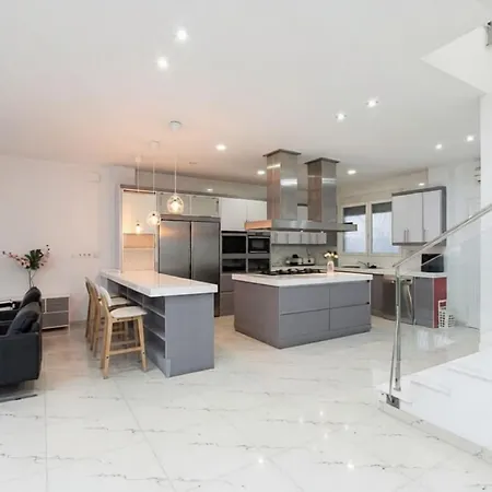3 Bedroom Huge With Ac & Pool In Center - Up To 9 People * Valence
