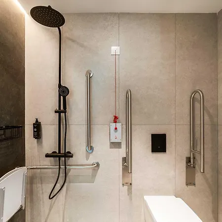 Limehome Gran Via Del Marques 3*