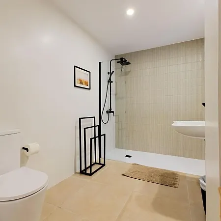 Modern With Patio And Two Bathrooms بيت للعطل *