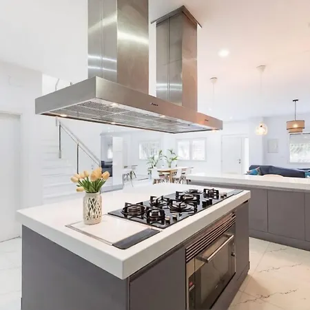 3 Bedroom Huge With Ac & Pool In Center - Up To 9 People *