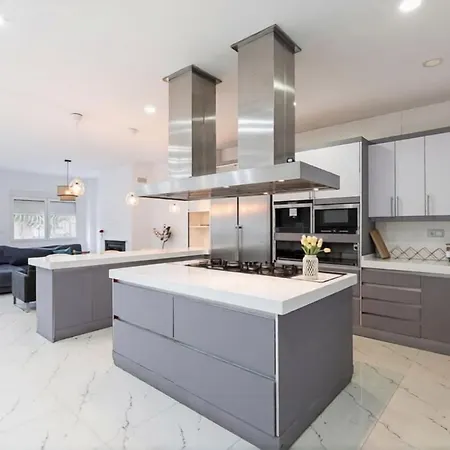 3 Bedroom Huge With Ac & Pool In Center - Up To 9 People
