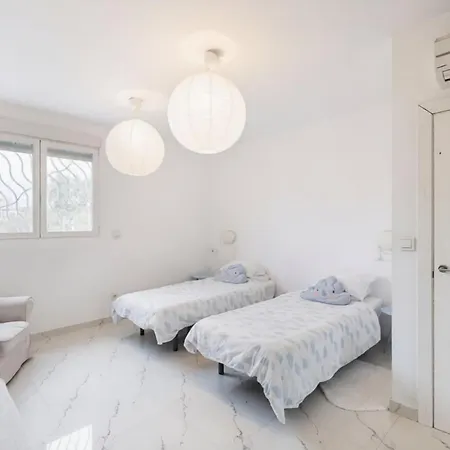 Hébergement de vacances 3 Bedroom Huge With Ac & Pool In Center - Up To 9 People *