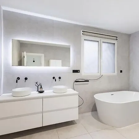 Hébergement de vacances 3 Bedroom Huge With Ac & Pool In Center - Up To 9 People Valence