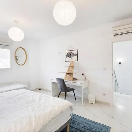 بيت للعطل 3 Bedroom Huge With Ac & Pool In Center - Up To 9 People