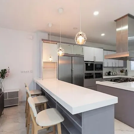 3 Bedroom Huge With Ac & Pool In Center - Up To 9 People *