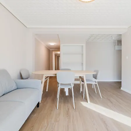 Stylish Newly Renovated 4 Bedroom *