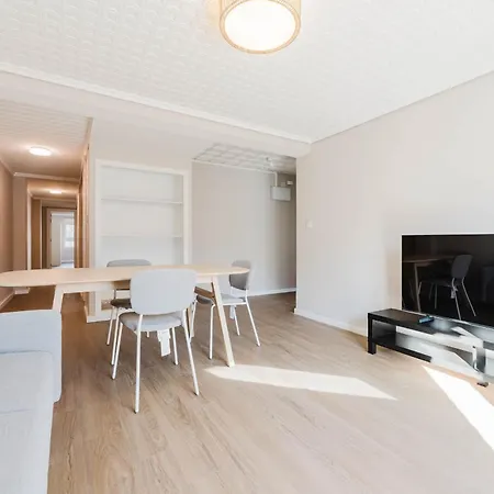 Stylish Newly Renovated 4 Bedroom شقة