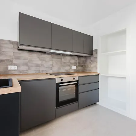 Stylish Newly Renovated 4 Bedroom *