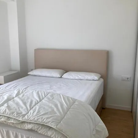Reformado Frente A Viveros Appartement