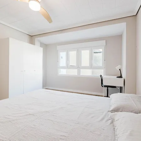 Stylish Newly Renovated 4 Bedroom *