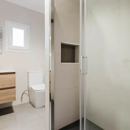 Stylish Newly Renovated 4 Bedroom شقة *