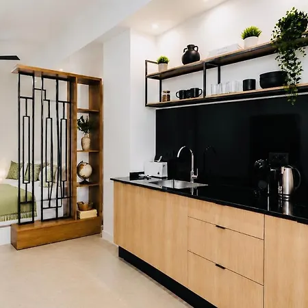 Chic Refuge In The Heart Of شقة