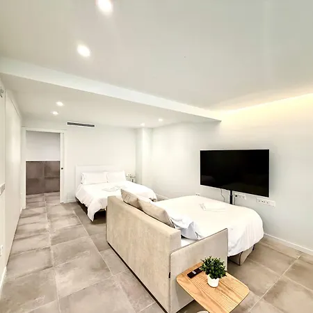 Modern Near Nou Mestalla & Metro شقة