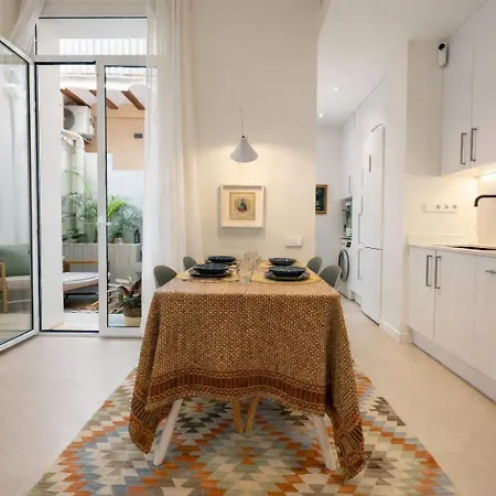 Walk - 20 Min - Beautiful Private Patio شقة