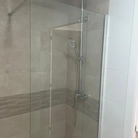 Excellent Renovated House Close To The شقة فالنسيا