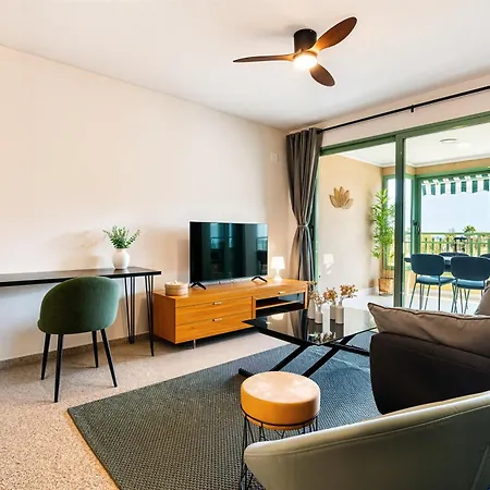 شقة 50 Meters From The Beach, With A Pool And Balcony *