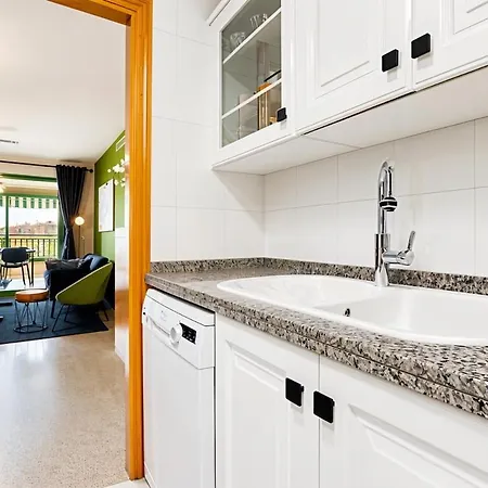 50 Meters From The Beach, With A Pool And Balcony アパート
