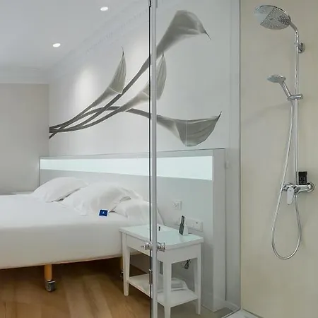 Melia Plaza 4*