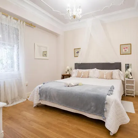 Propiedad Premium De 4 Con Terrazas Privadas En Gran Via Valencia-ac, Wifi, Ubicacion Perfecta Bed & Breakfast