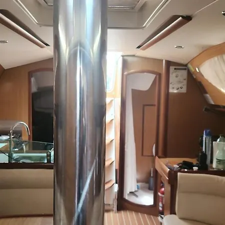 ספינת מלון Sun Odyssey De 40' Marina
