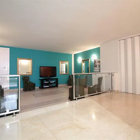 Hotel De La Musica 2*