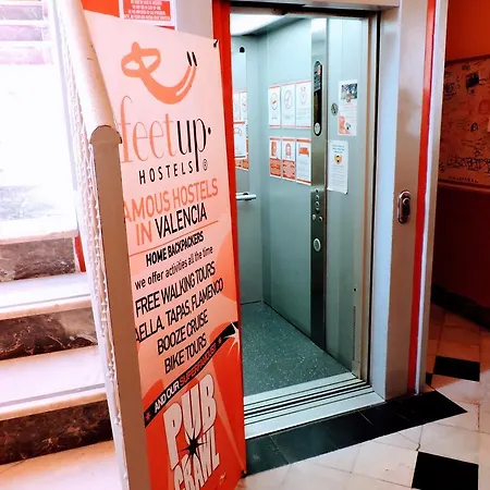 Feetup Backpackers Hostel *