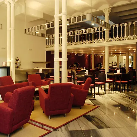 Petit Palace Plaza De La Reina Hotel