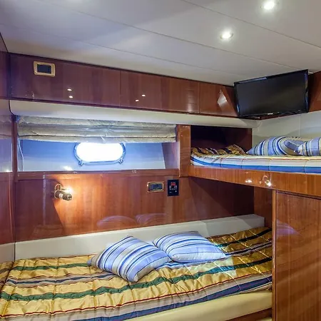 Barca Divina Botel