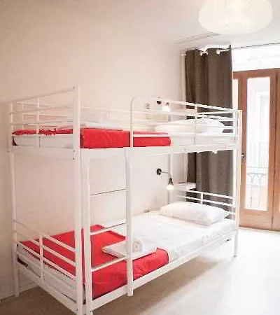 Hulot בית הארחה 4*