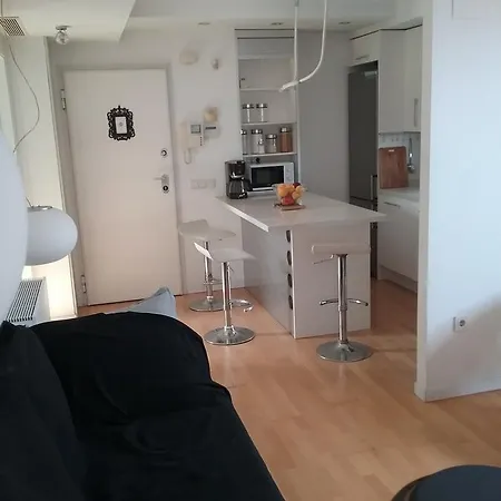 Lovely 2 Bedroom Terrace Wifi Parking Ac Heating Attic Апартаменты *