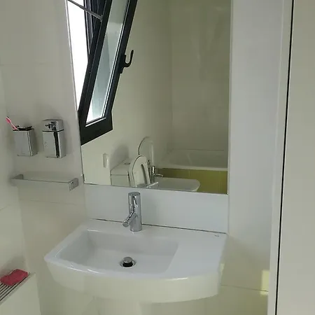 Lovely 2 Bedroom Terrace Wifi Parking Ac Heating Attic Appartamento
