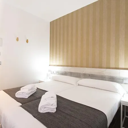 Falcon House Luxury Center شقة