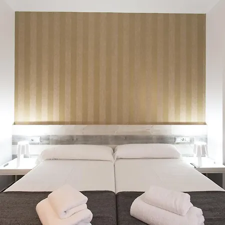 Falcon House Luxury Center Апартаменты *
