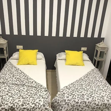 בית הארחה Flats Friends Plaza De La Reina ולנסיה